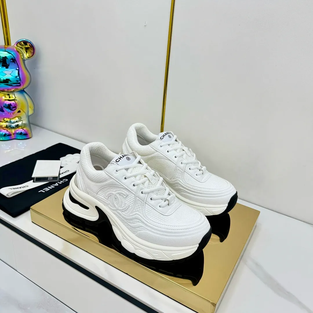 👟👟Ex-factory price 680👟👟 Upgraded version, upgraded version, upgraded version! No rebuttal accepted! ! ! ! Chanel Chanel panda shoes! 2025 counter's top casual sports shoes. This classic design; the upper is electro-embroidered with a variety of techniques; the outsole is fashionable and sporty; the unusual inclusion of a variety of color matching elements... The diversified mix and match is very good-looking and versatile, and can be used for leisure, fashion, sports, and outdoor... ꫛꫀꪝ Go➫ Materials: ❶Upper made of: original imported first-layer silk cowhide + original waterproof cloth + original first-layer cowhide ❷Inner lining: Original Yangli+Net ❸Outsole based on: Original TPU combination outsole Counter boutique packaging complete set for women 35–41 👉 👉 👉 👉